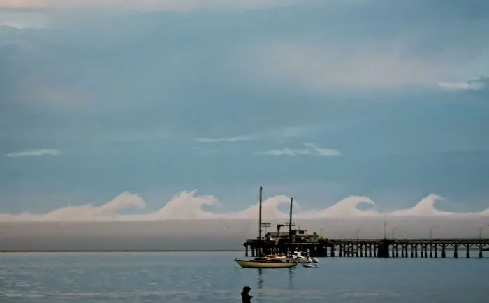 Estas nubes en la playa parecen olas