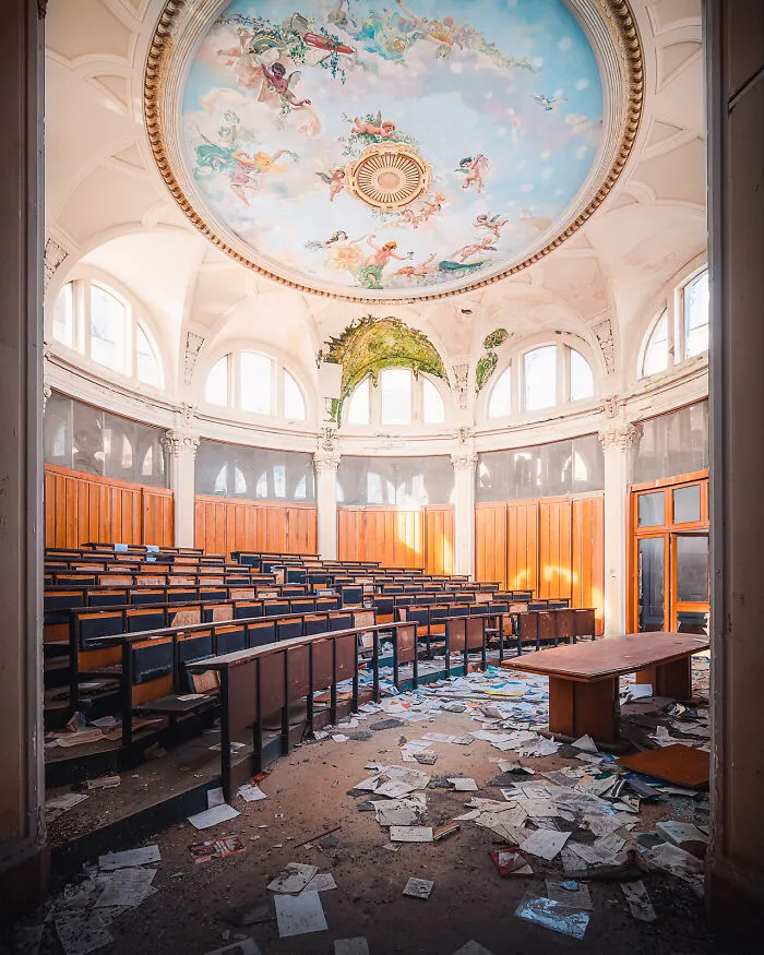 I Photographed Breathtaking Paintings And Frescoes In Abandoned Places In Italy (25 Pics)