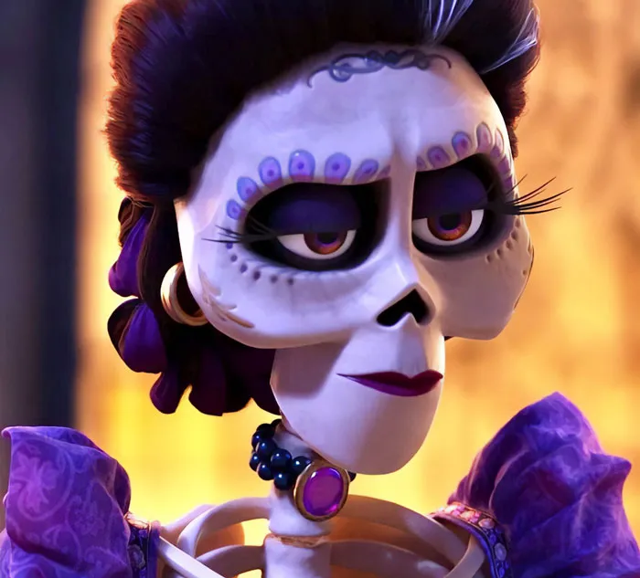 Mamá Imelda Rivera wearing golden earings 
