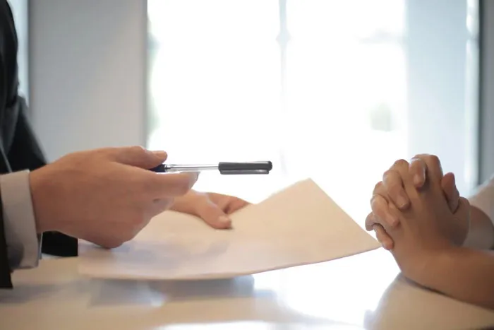 “Nunca seas el primero en decir cifras”: 20 personas comparten sus consejos más valiosos para buscar empleo