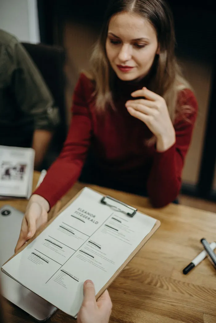 “Nunca seas el primero en decir cifras”: 20 personas comparten sus consejos más valiosos para buscar empleo