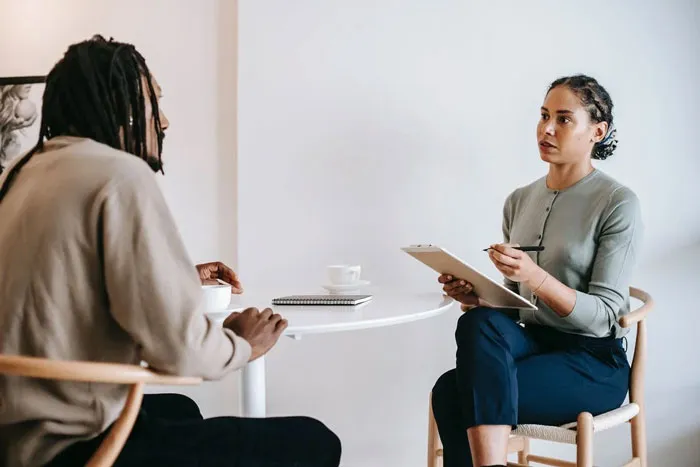 “Nunca seas el primero en decir cifras”: 20 personas comparten sus consejos más valiosos para buscar empleo