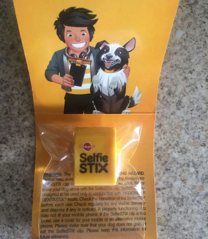 Estas golosinas para perros vienen con un clip para que puedas ponerlo en tu teléfono y tomarte una selfi con tu perro