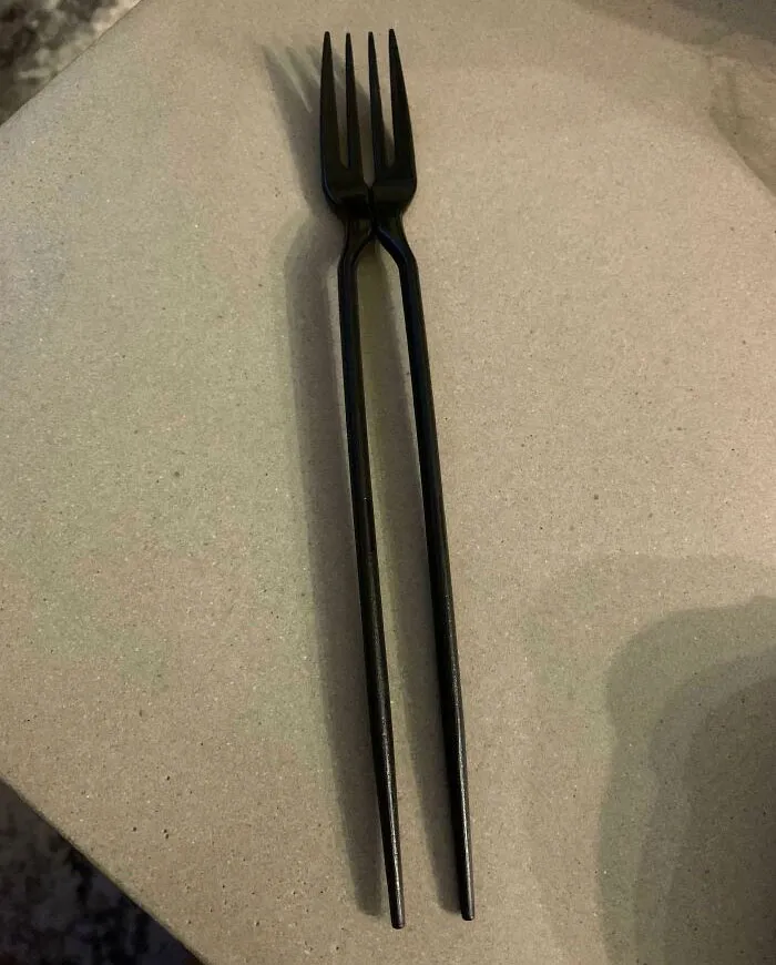 Mi comida tailandesa vino con esta combinación de palillos chinos y tenedor
