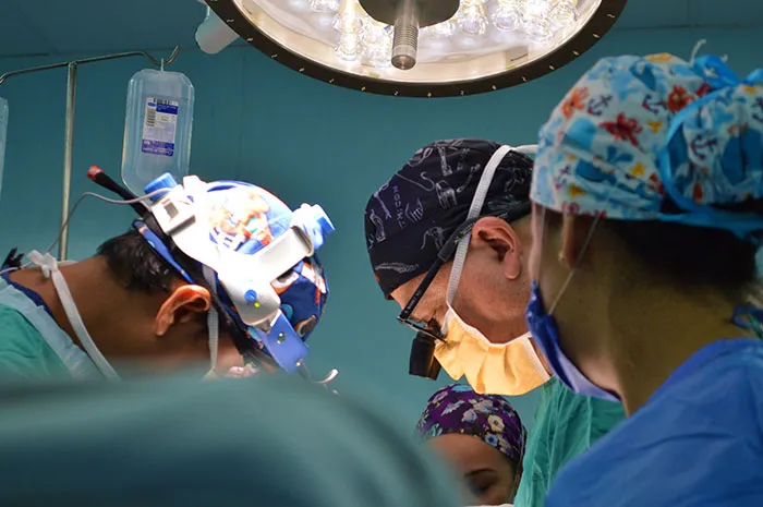 30 Surgeons And Other Doctors Share Their Biggest 'Oh Fudge' Moments
