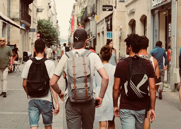 "Una chica se te acerca y te pide que finjas ser su amigo. ¿Qué harías?": 20 Repuestas sinceras