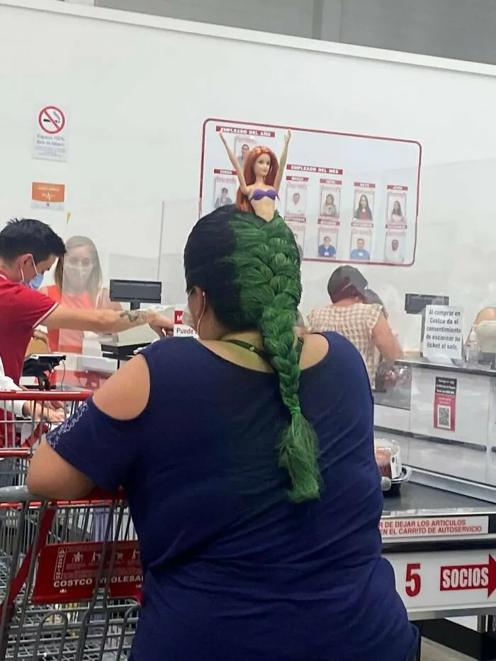 50 Pics Without Context That Get Weirder And Weirder The Longer You Look At Them, As Shared On This Online Group (New Pics)
