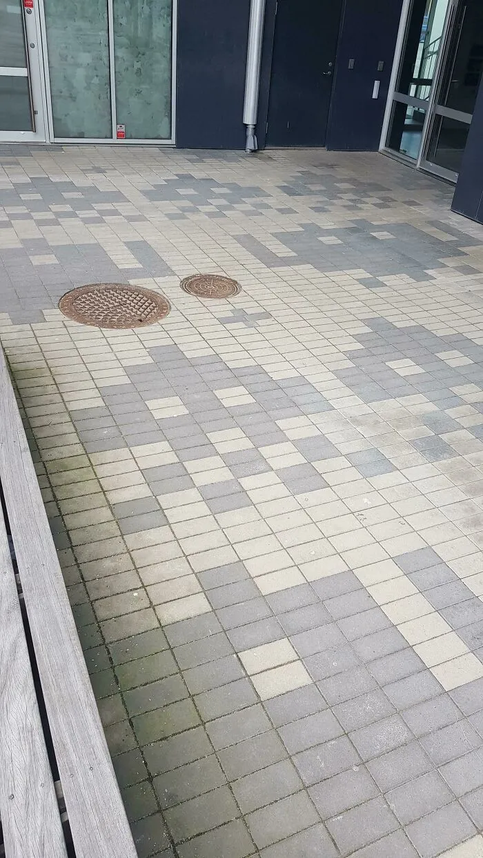 Las baldosas de nuestro complejo de apartamentos están hechas como los enemigos de Space Invaders, Suecia