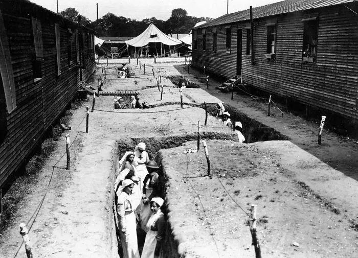 Enfermeras en sus trincheras entre las salas del hospital. Francia 1918