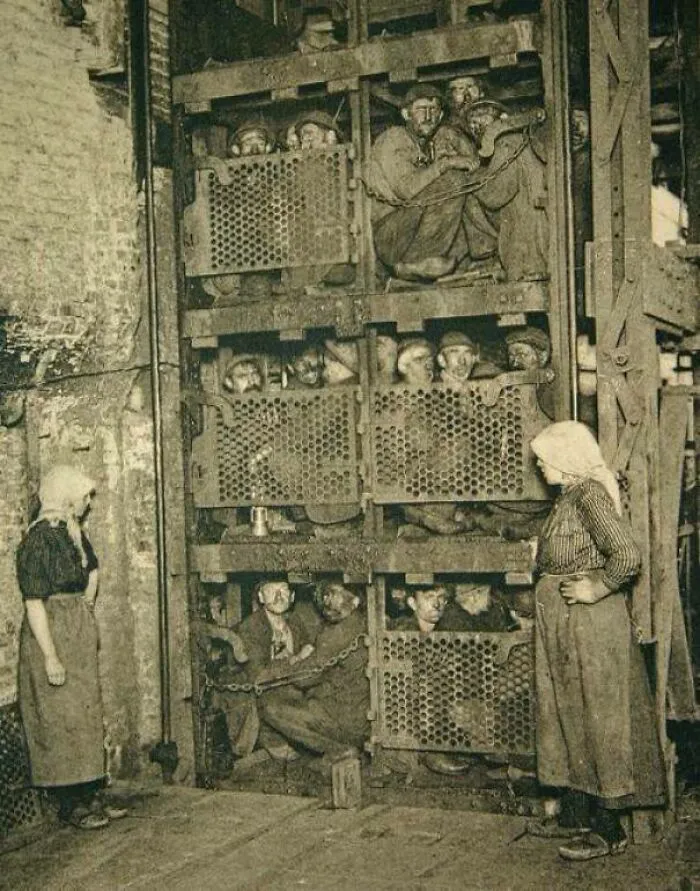Mineros belgas hacinados en el ascensor de una mina de carbón, subiendo después de un día de trabajo, alrededor de 1900