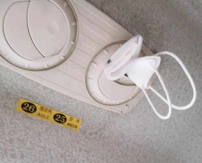 Alguien se quitó la mascarilla para bloquear la ventilación del aire acondicionado en un autobús público