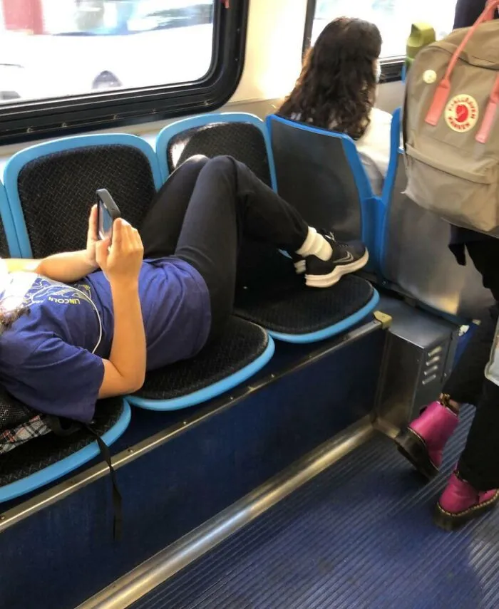 Una mujer ocupa tres asientos en un autobús lleno