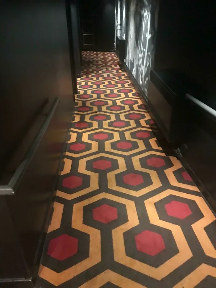  El cine de mi ciudad tiene la alfombra de El resplandor