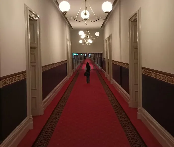 El pasillo del hotel la hace parecer diminuta