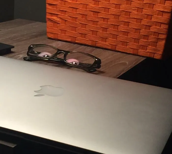 El reflejo de la lámpara hace que mis gafas tengan ojos