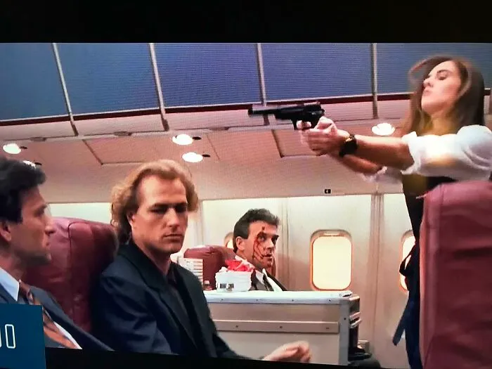 En Pasajero 57 (1992), el agente del FBI del fondo ya está maquillado para el disparo antes de ser disparado