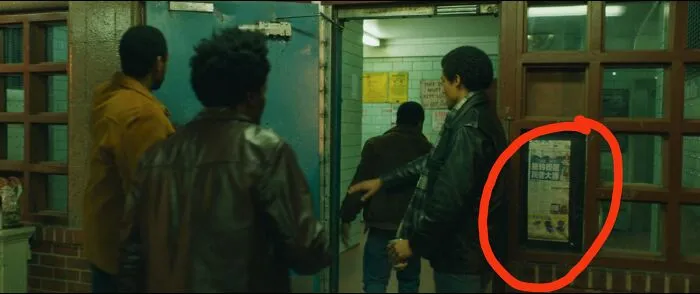 En Barry (2016), una película de Netflix sobre la vida de un joven Barack Obama en la Universidad de Columbia en 1981, cuando Obama entra en un proyecto de Harlem el periódico de la ventana dice en chino: "Trump gana a lo grande en las primarias de Nueva York"