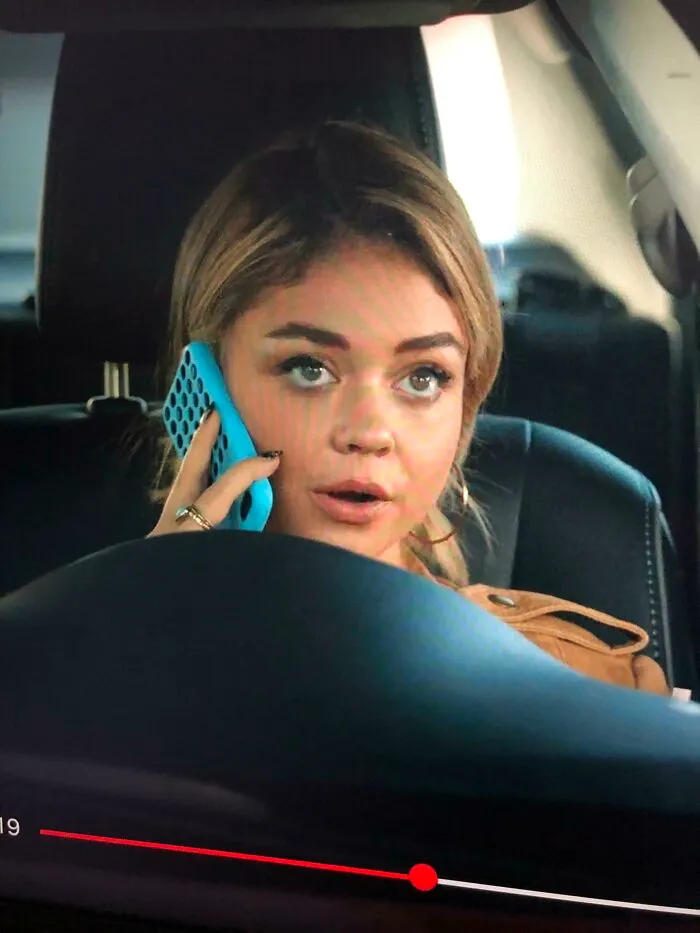 En Modern Family, 6ª temporada, episodio 13. Haley usa el teléfono del revés