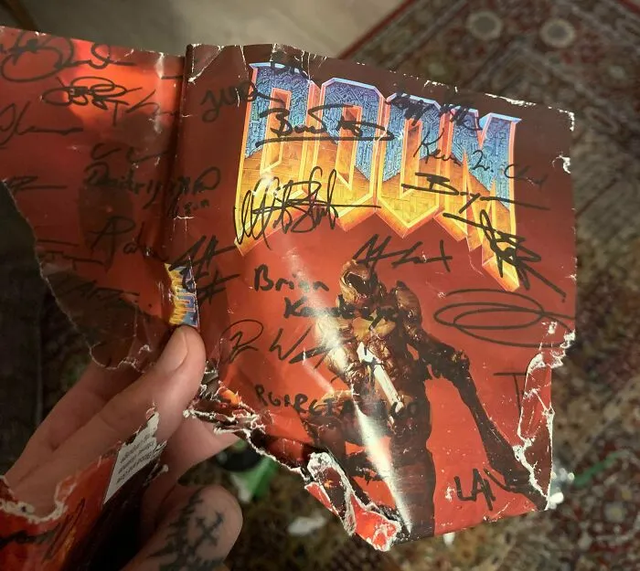Ayer no estuve y mi perro se comió todos mis juegos. Incluída mi copia del Doom firmada por todos los desarrolladores