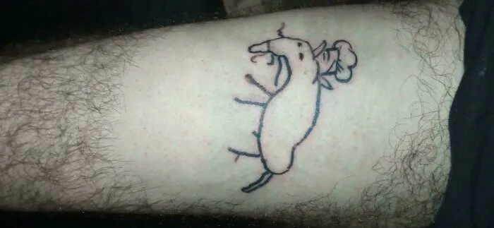 ¡Hoy me hice un tatuaje terrible! Mi novia está comenzando a aprender a tatuar y pensé que sería divertido que me tatuara. Obviamente, no esperaba mucho. ¡Creo que las líneas desprolijas suman a la personalidad de este Ratatouille deprimido!
