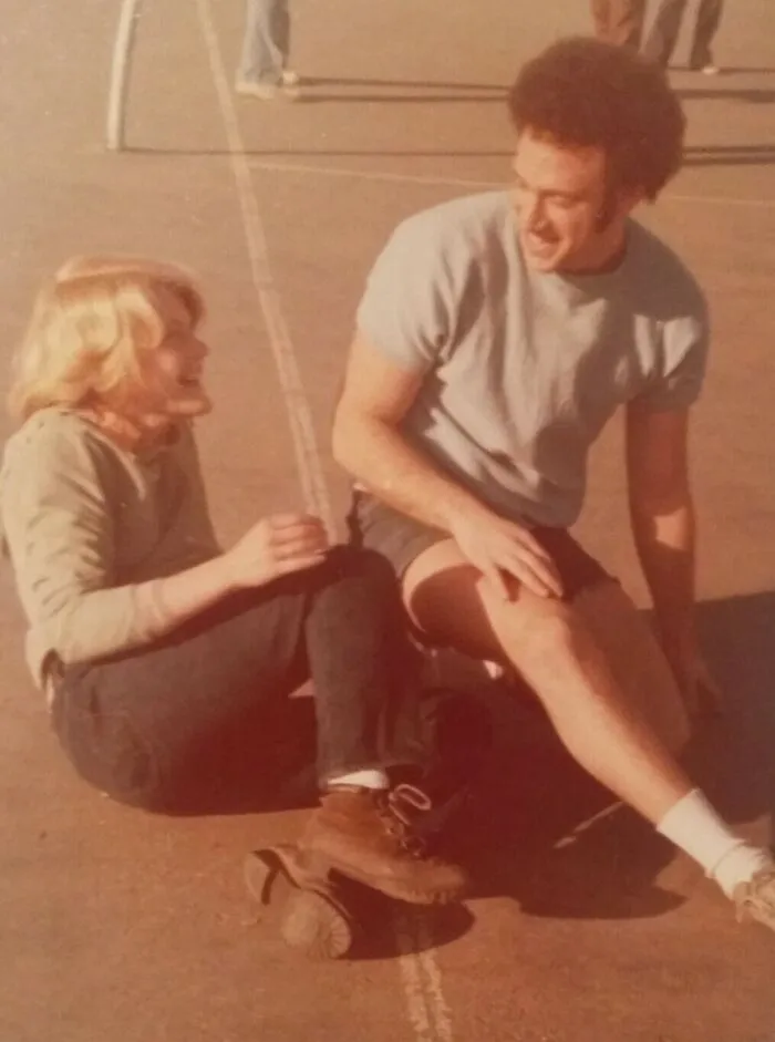 El momento en el que se conocieron mis padres hace 35 años, cuando se chocaron mientras jugaban al voleibol