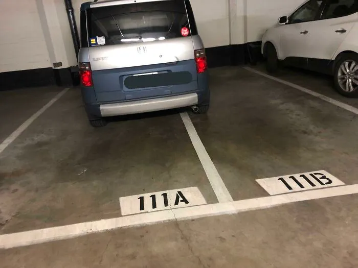 Pago 125 dólares al mes por aparcar en mi plaza. Soy el 111B. Este idiota es mi vecino