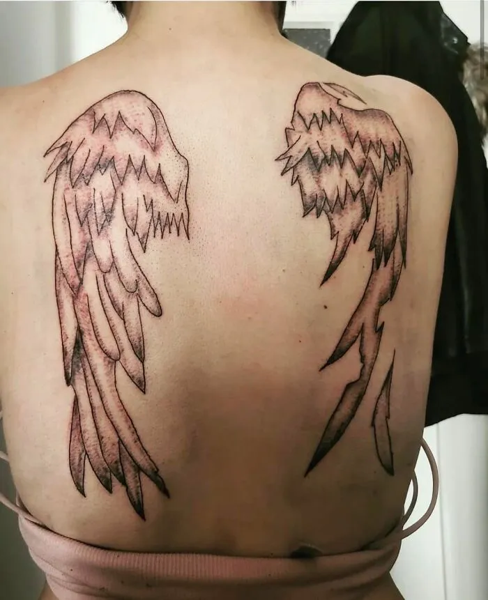 Nunca he visto un tatuaje de alas en la espalda que me guste. Pero este... este lo odio aún más que los otros