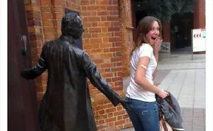 "And This Is Why We Were Asked To Leave": 40 Times People Took Their Photos With Statues To Another Level