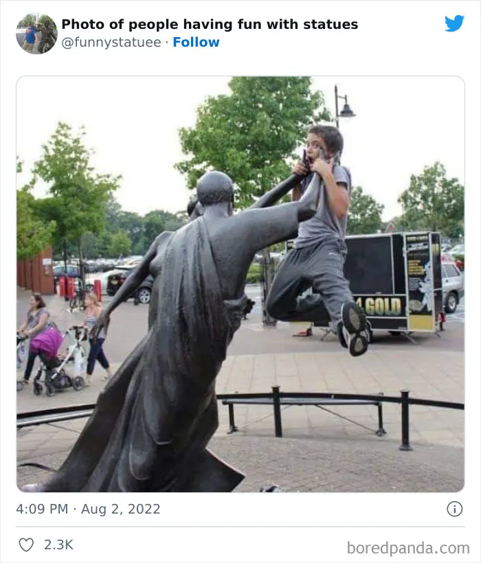 "And This Is Why We Were Asked To Leave": 40 Times People Took Their Photos With Statues To Another Level