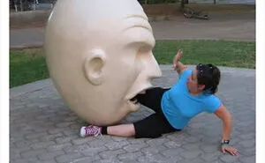 "And This Is Why We Were Asked To Leave": 40 Times People Took Their Photos With Statues To Another Level