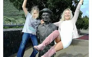 "And This Is Why We Were Asked To Leave": 40 Times People Took Their Photos With Statues To Another Level