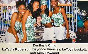 Here Are 25 Photos Of A Guy That's Been Taking Photos With Famous People Ever Since He Was Little