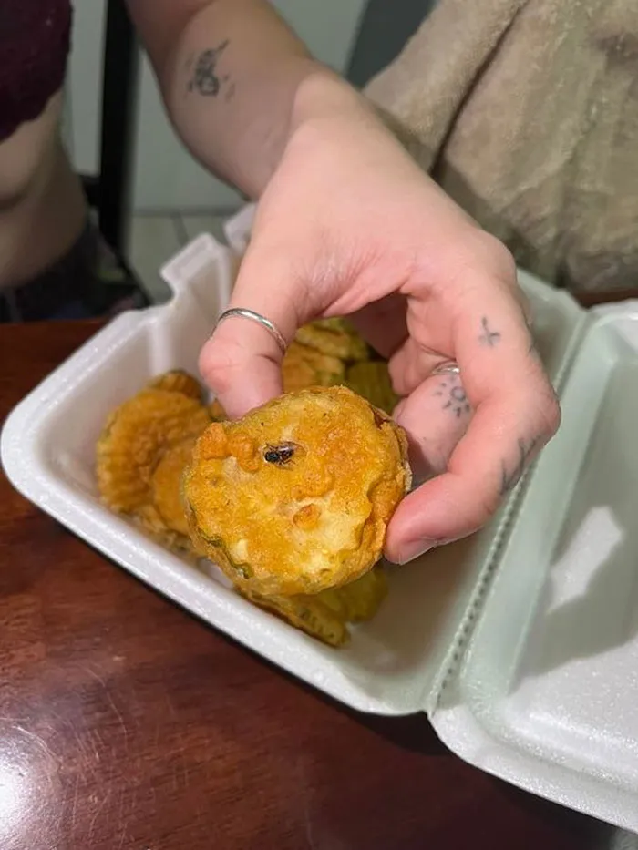 La gente comparte 20 fotos de comida muy asquerosa que trajeron sus invitados