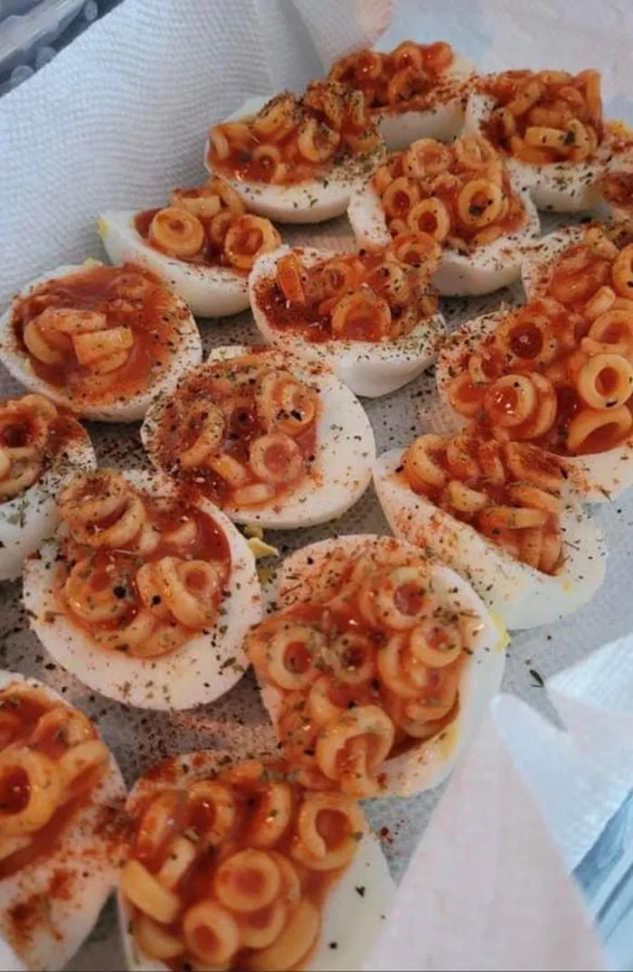 La gente comparte 20 fotos de comida muy asquerosa que trajeron sus invitados