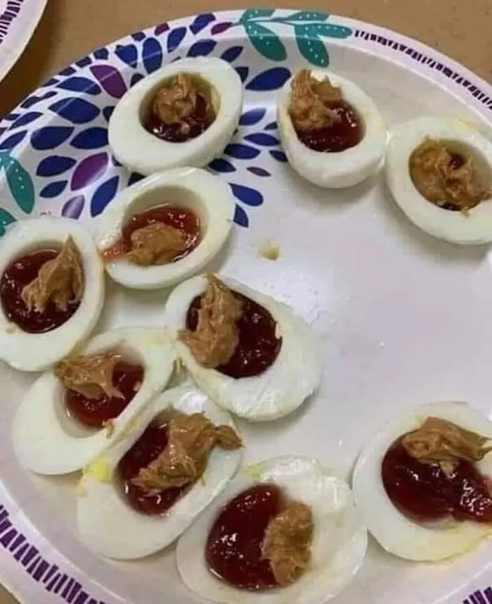 La gente comparte 20 fotos de comida muy asquerosa que trajeron sus invitados