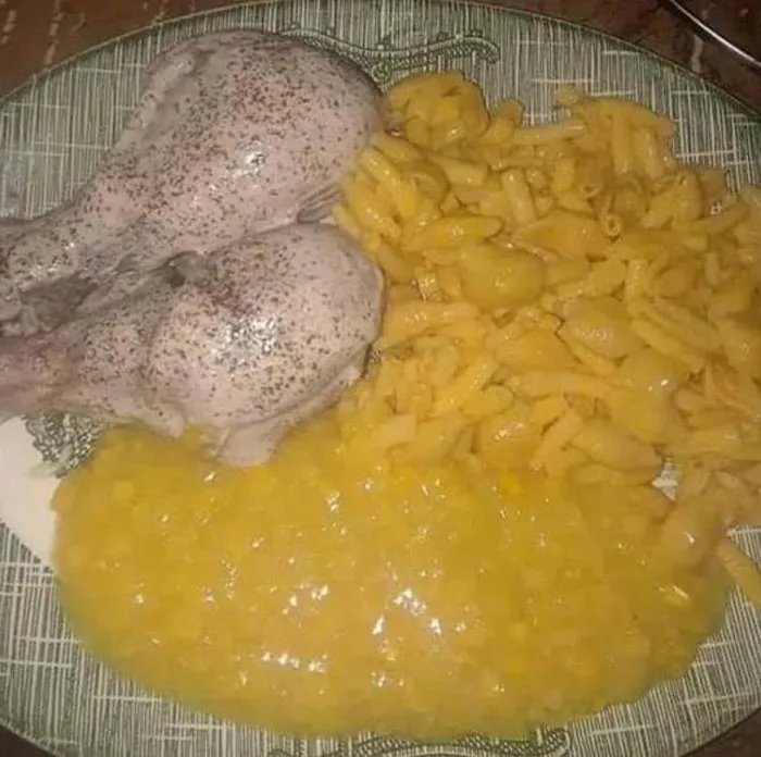 La gente comparte 20 fotos de comida muy asquerosa que trajeron sus invitados