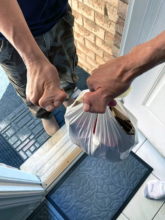 Mi padre tiene algo llamado pulgar bífido o polidactilia preaxial. Aproximadamente 1 de cada 1000 bebés lo tienen. Este era el pulgar de nuestro repartidor de Uber