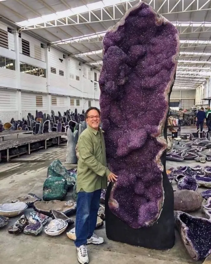 Mira esta increíble y enorme geoda de amatista de Uruguay