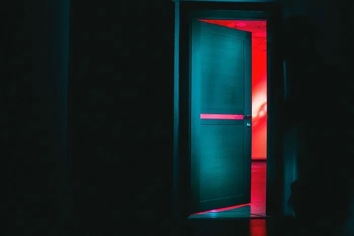 People Share The Strangest Things They Weren't Supposed To Hear But Did Because Of Thin Walls