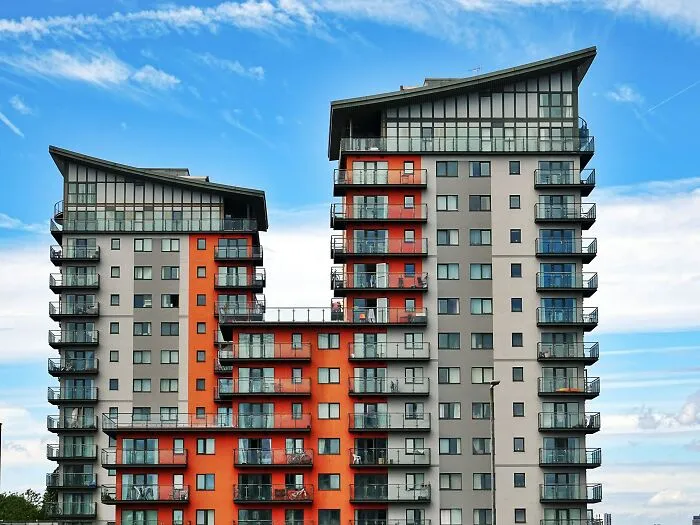 People Share The Strangest Things They Weren't Supposed To Hear But Did Because Of Thin Walls