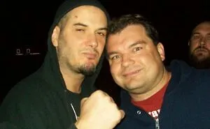 American Guy Travels Around To Take Pictures With Celebrities (73 Pics)