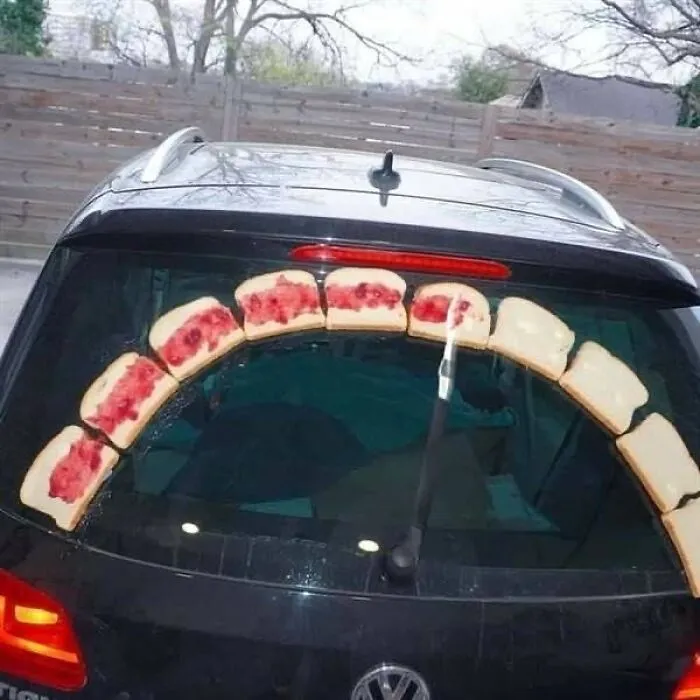 50 Confusing And Funny Photos Without Any Context, As Shared By This Instagram Page