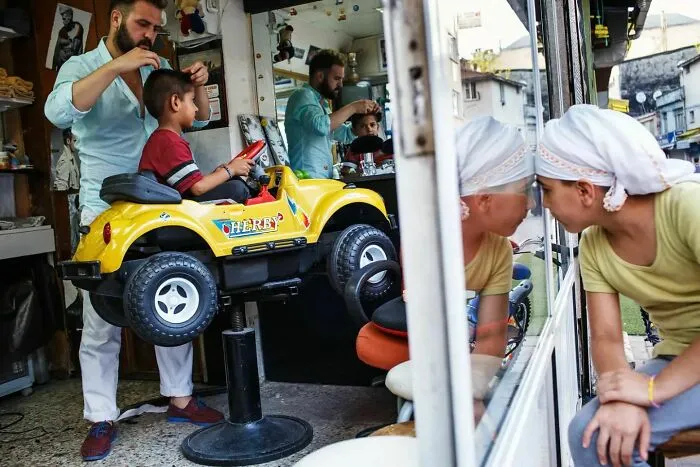 Scientist-Turned-Photographer Takes Pictures Of Ironic Everyday Moments (30 Pics)