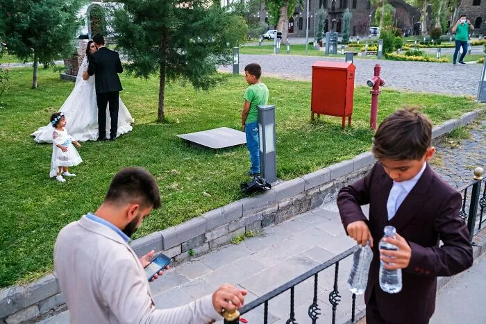 Scientist-Turned-Photographer Takes Pictures Of Ironic Everyday Moments (30 Pics)