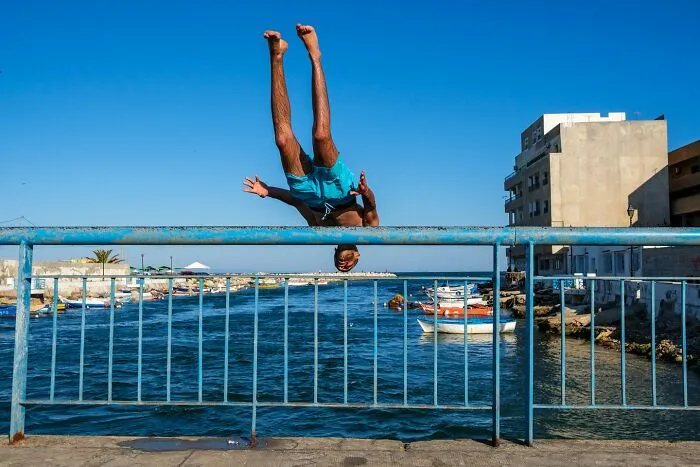 Scientist-Turned-Photographer Takes Pictures Of Ironic Everyday Moments (30 Pics)