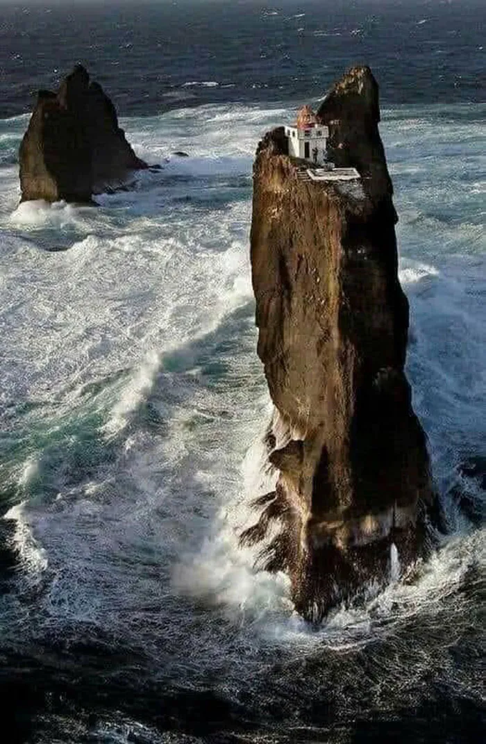 El faro más aislado del mundo, el faro Þrídrangaviti, ubicado en lo alto de una columna de rocas en las islas Westman, en la costa de Islandia