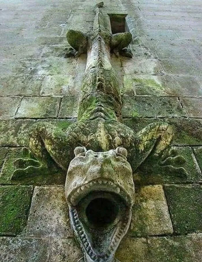 Tubo de drenaje en el castillo de Pierrefonds, en Francia