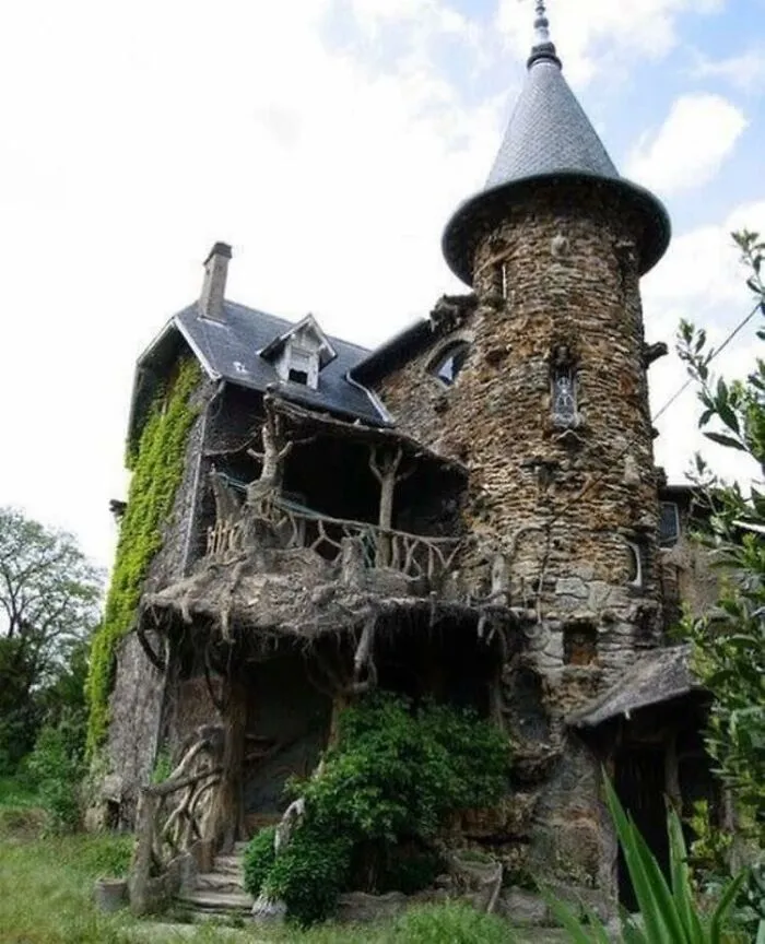 What E Creepy House
