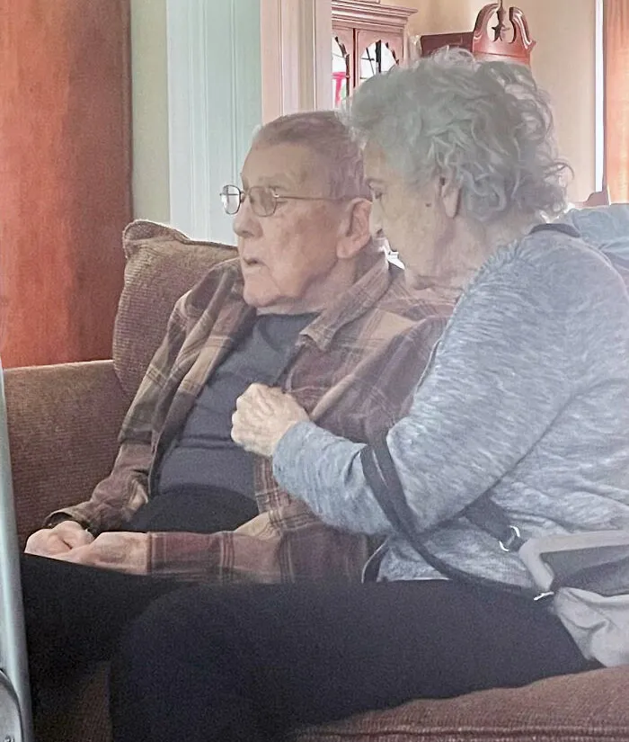 Los abuelos de mi mujer sufren de demencia, pero su amor es tan fuerte que ella le arregla la camisa, le tira besos y espera que sean novios