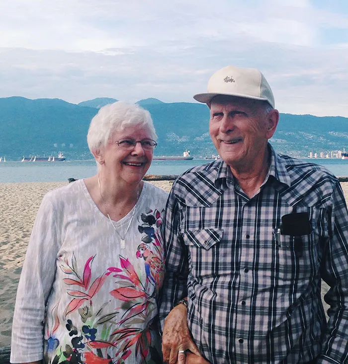 Salieron en la adolescencia, se casaron con diferentes personas y ahora volvieron a estar juntos 65 años después. Estos son mi abuela y su novio